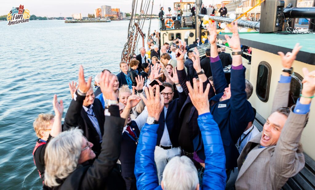 Feestende mensen op een bedrijfsfeest in op een privé boot Amsterdam
