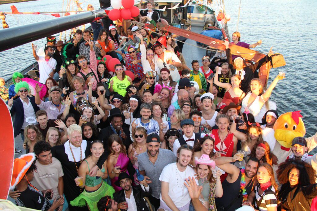 Mensen op verkleedfeest op een Privé boot Amsterdam