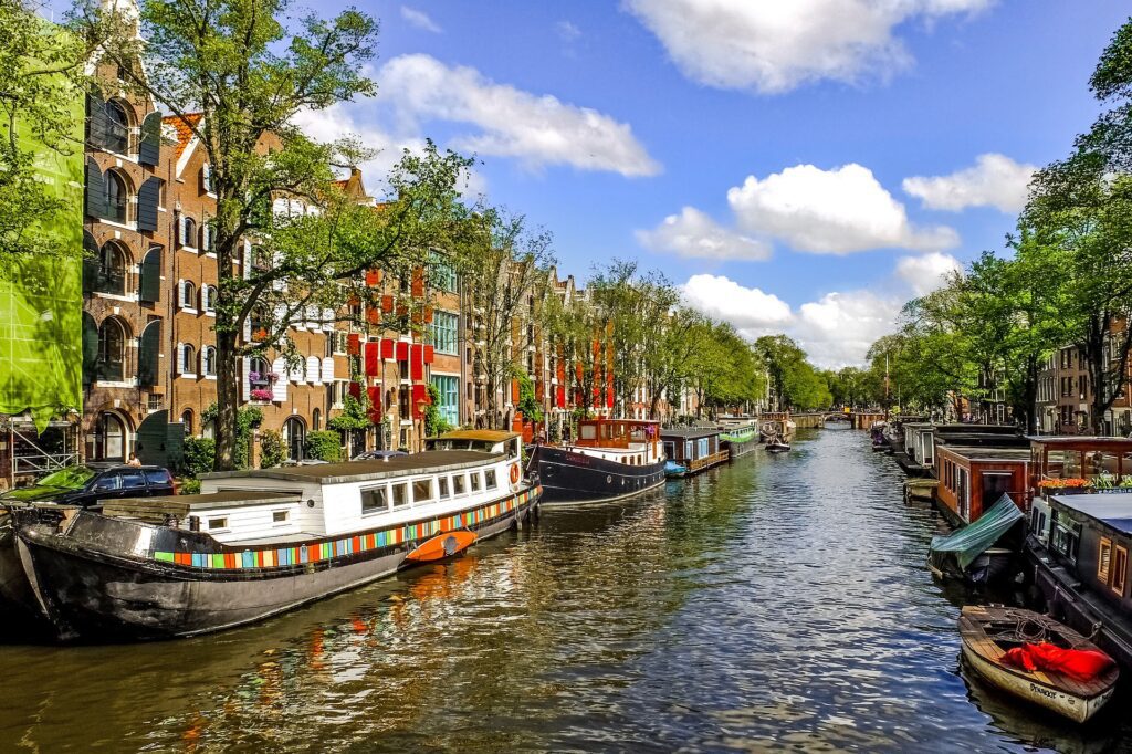 De Amsterdamse grachten tijdens een Rondvaart Amsterdam