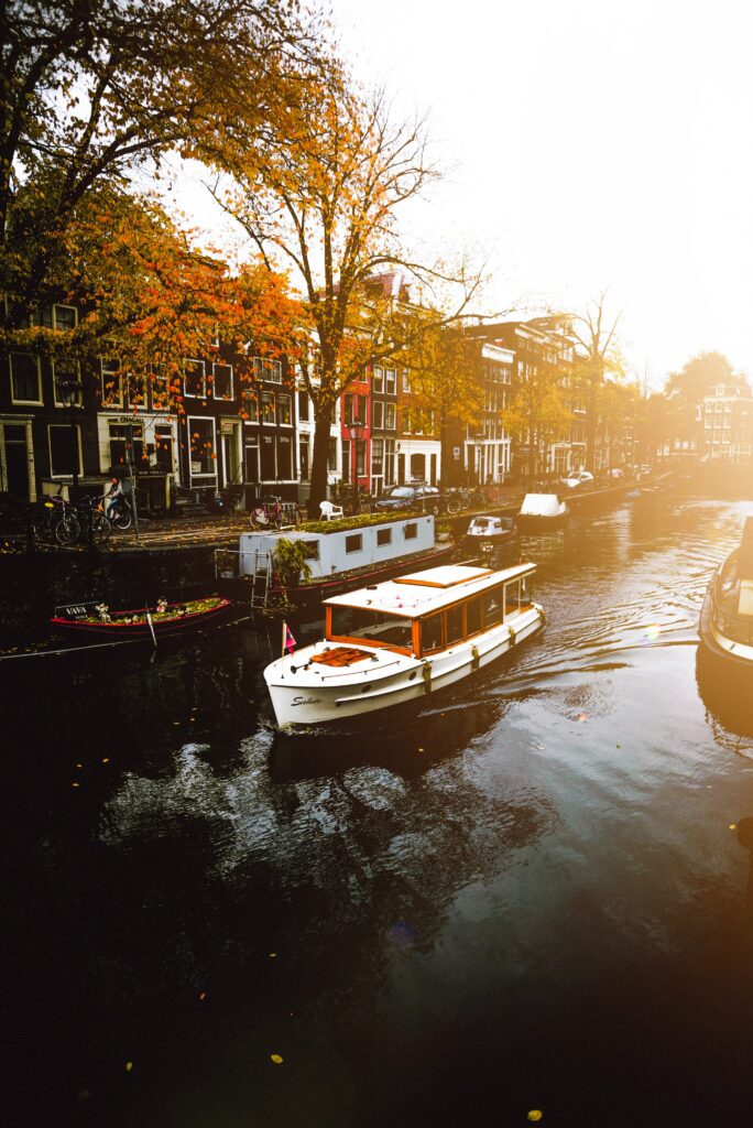 Een boot op de Amsterdamse grachten tijdens een rondvaart Amsterdam 