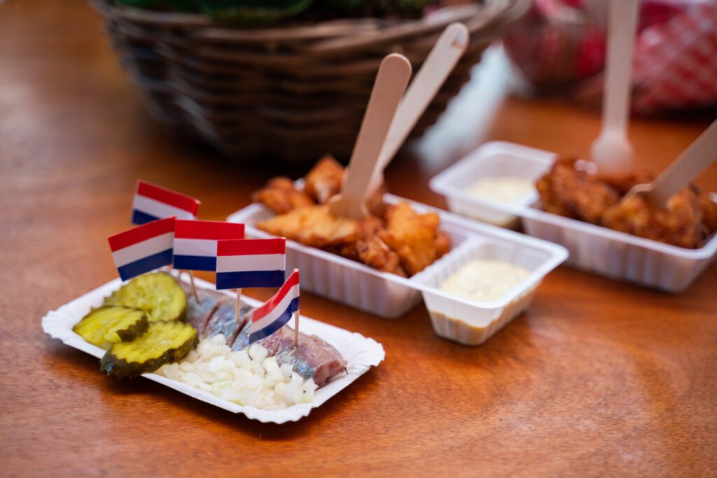 Traditionele Nederlandse gerechten tijdens een privé rondvaart Amsterdam