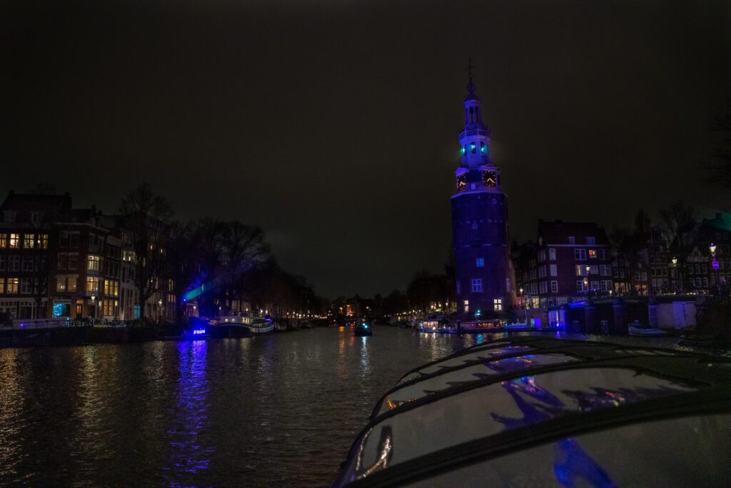 Een boot tijdens het Amsterdam light festival als een van de beste rondvaart amsterdam