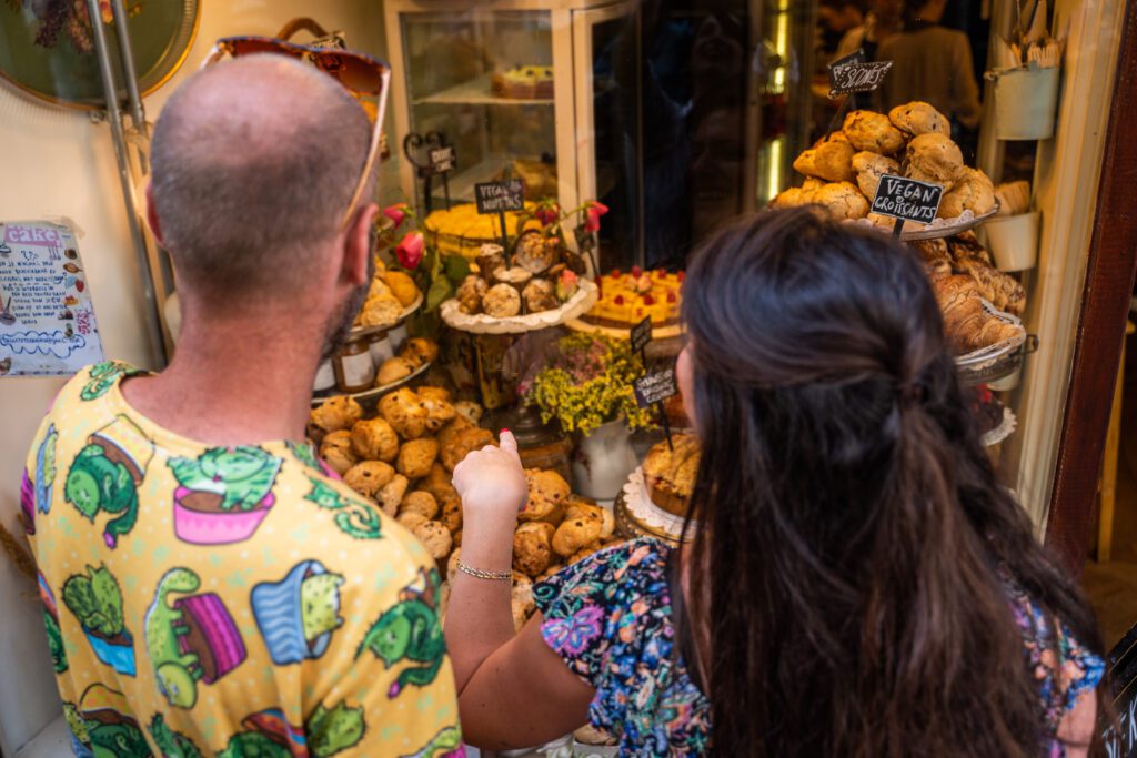 Twee mensen die binnenkijken bij een bakkerij in Amsterdam