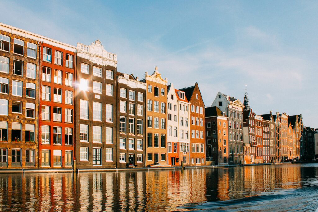 De gevels van enkele Amsterdamse huizen langs het water. 
