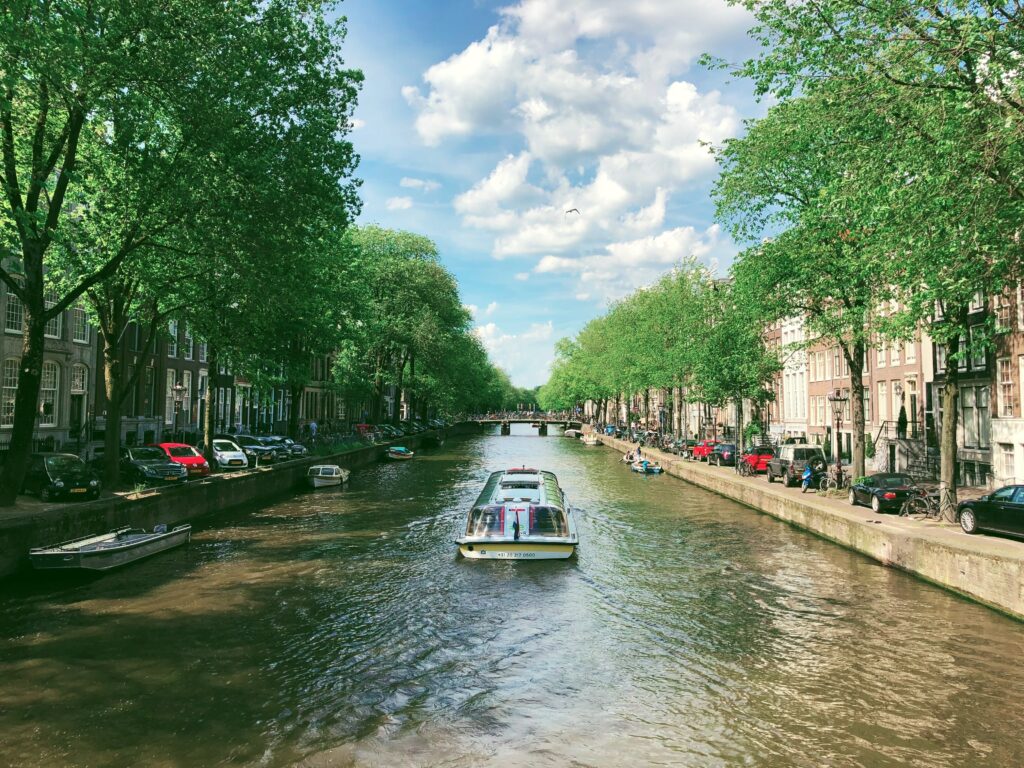 Een boot op de Amsterdamse grachten