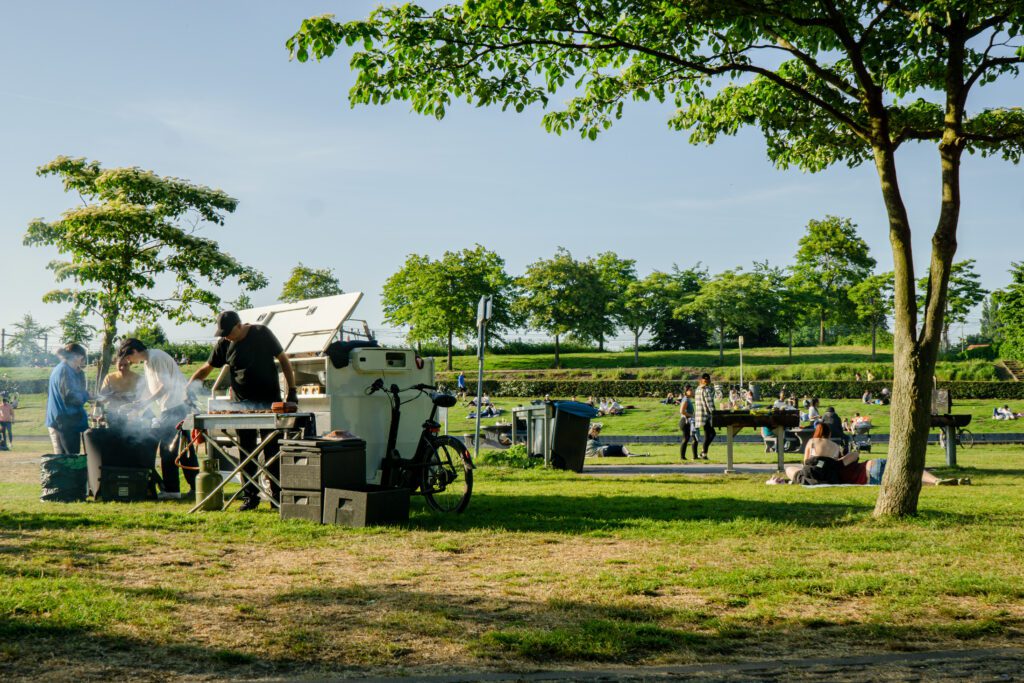 Persoon aan het barbecuen in het park in Amsterdam.