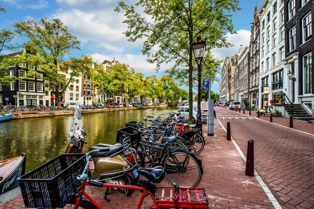 Fietsen geparkeerd naast een gracht tijdens de Amsterdamse zomer